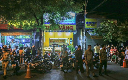 Nam thanh niên dùng dao khống chế người phụ nữ, cướp vàng táo tợn giữa ban ngày