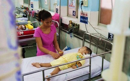 Đang bán rau ngoài chợ, mẹ đơn thân rụng rời nghe tin con trai 2 tuổi rớt xuống sông ngưng tim