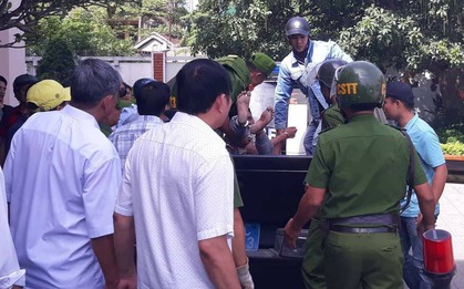 Nóng: Nghẹt thở khống chế nam thanh niên cầm dao xông vào công ty khống chế nữ nhân viên ở Huế