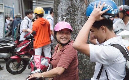 Toàn cảnh kỳ thi vào lớp 10 Phổ thông năng khiếu: Những nụ cười tươi rói của phụ huynh khi biết con làm được bài