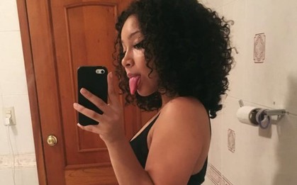 Đăng ảnh selfie nóng bỏng lên mạng nhưng thứ phía sau lưng cô gái mới là điều được cư dân mạng chú ý tới