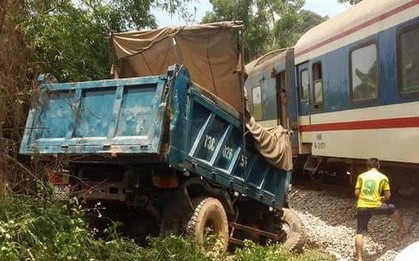 Tàu hỏa đâm nát đầu xe tải, 2 người bị thương nặng