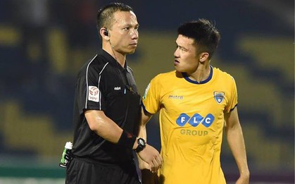 Cầu thủ Thanh Hóa nổi nóng, quyết “ăn thua” với trọng tài sau trận hoà thất vọng