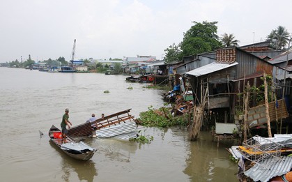 Sà lan bỏ chạy sau khi tông sập 5 nhà dân và 2 bè cá lúc giữa đêm