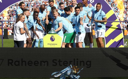 Hài hước cảnh cầu thủ Man City làm rơi Cúp vô địch Premier League