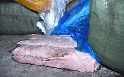 Cận cảnh hơn 10 tấn nầm lợn bốc mùi hôi bị bắt giữ và tiêu hủy ở Hà Nội