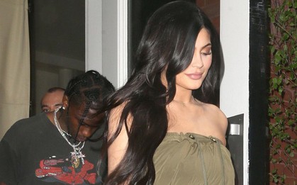 Sau nghi vấn "đổ vỏ", Kylie Jenner vẫn tươi tỉnh trên phố nhưng bạn trai cô thì cúi gằm mặt