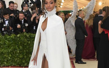 Gương mặt ê chề nhất Met Gala 2018: Siêu mẫu "chiếu tướng" cả trăm ống kính vì lộ phần nhạy cảm