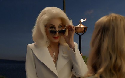 Hậu truyện "Mamma Mia" tung trailer cuối cùng: Chị đẹp có là gì khi chúng ta có Cher - "bà ngầu" gấp bội!