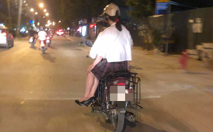Thanh niên dùng xe máy cũ lắp giá sắt chở hàng vẫn tự tin đèo bạn gái đi chơi