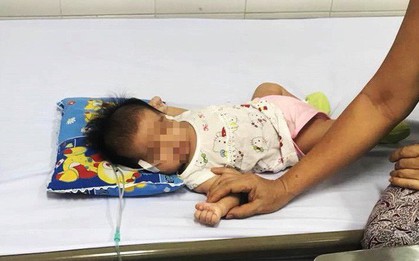 Mẹ dùng gạc rơ lưỡi cho con sau khi bú no, bé gái 2 tháng tuổi sặc sữa nguy kịch