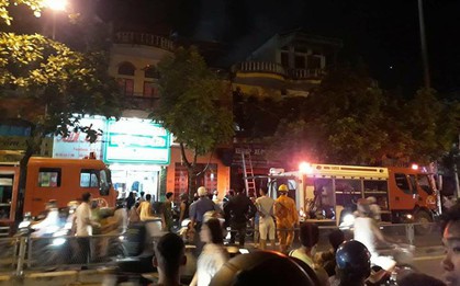 Cháy ngùn ngụt ở cửa hàng xe máy, 3 mẹ con thoát chết trong gang tấc