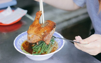 Ở Sài Gòn có 1 quán mì vịt tiềm 32 năm "siêu mắc" nhưng lúc nào cũng đắt khách