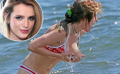 Bella Thorne hớ hênh hết cả vòng 1 vì tuột bikini giữa bãi biển