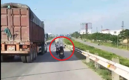 Hai phụ nữ mặc đồ ninja kín mít nhưng vẫn liều mình nép bên xe tải để tránh nắng