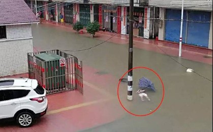 Trung Quốc: Mưa bão lớn khiến 4 người bị điện giật chết trên đường phố Quảng Đông
