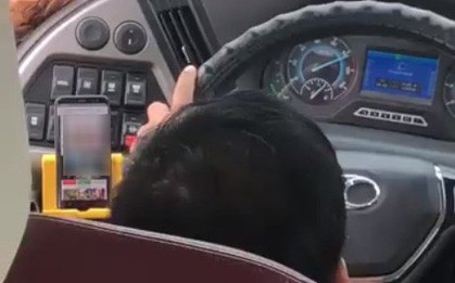 Dân mạng bức xúc truy lùng tài xế vừa lái xe chở hơn 30 khách vừa xem phim nhạy cảm