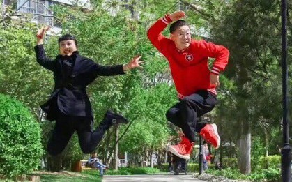 Lục Tiểu Linh Đồng kỷ niệm 30 năm ngày cưới bên bà xã theo phong cách "Tôn Ngộ Không"