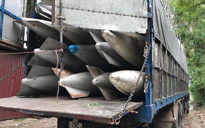 Công an Bắc Ninh giữ 2 xe tải chở hàng chục bình nhiên liệu nghi của máy bay
