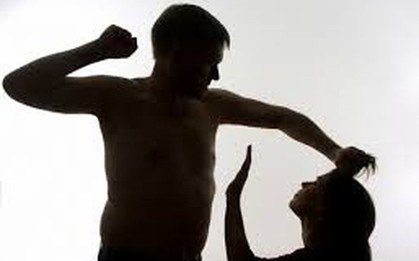 Sang dùng bữa với gia đình nhà chồng sắp cưới, cô gái bị hôn phu vác ghế đánh tử vong
