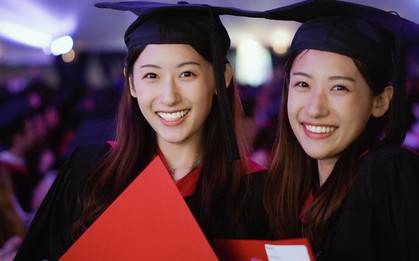 Xinh như hotgirl lại tốt nghiệp thạc sĩ Harvard chỉ trong 1 năm, cặp chị em sinh đôi này đang khiến hàng triệu người ngưỡng mộ