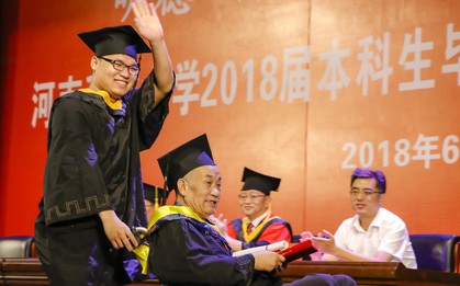 Hình ảnh nam sinh bại liệt đẩy xe lăn đưa cha đi nhận bằng tốt nghiệp và câu chuyện phía sau khiến nhiều người nghẹn ngào
