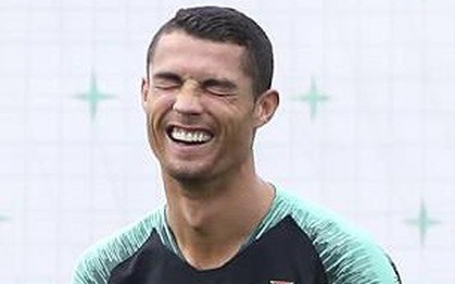 Ronaldo cười tít mắt trên sân tập, tự tin hướng đến những kỷ lục mới