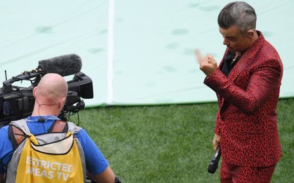 Robbie Williams giải thích lý do gây ra scandal giơ ngón giữa tại lễ khai mạc World Cup 2018
