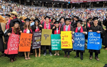Những điều thú vị trong lễ tốt nghiệp đại học tại Stanford: Sự trang nghiêm của buổi lễ không làm mất đi cá tính của một ngôi trường dị
