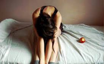 Cô gái bị người đàn ông chặn xe, kéo vào bụi rậm hiếp dâm