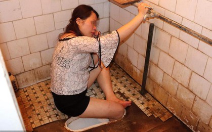 Trung Quốc: Cô gái say rượu thụt chân xuống xí xổm, lính cứu hỏa phải tới phá toa-lét mới lôi được nàng ra