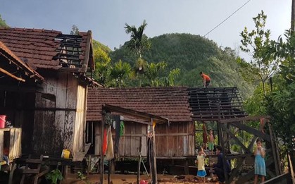Lốc xoáy bất ngờ khiến nhiều nhà dân và công sở tốc mái