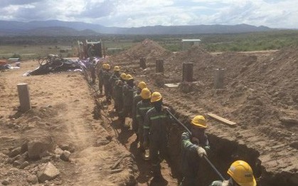 Hà Tĩnh: Sinh viên “tố” học điện nhưng trường cho thực hành... xúc cát, bốc gạch