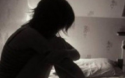 Nhờ bé gái hàng xóm chở về, nam thanh niên đè ra để hiếp dâm