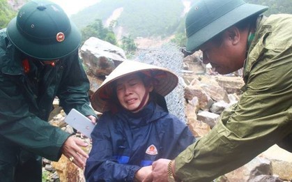 Chồng bị lũ cuốn đi trước mặt vợ ở Lai Châu: "Bao giờ mới tìm được chồng cháu các bác ơi?"