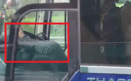 Clip: Tài xế xe khách dùng chân lái xe vì tay đang bận để gối đầu cho đỡ mỏi