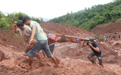 Chồng dùng đôi tay trần bới bùn đất tìm vợ con sau trận sạt lở kinh hoàng ở Lai Châu