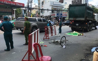 Va chạm với xe chở bùn rác, người phụ nữ đi xe đạp chết thảm ở Sài Gòn
