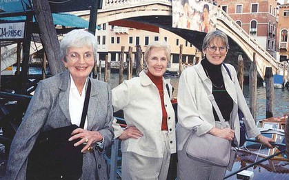 Chỉ có phụ nữ mới mang lại hạnh phúc cho nhau: Cuộc sống nửa thế kỷ mà không cãi vã, giận hờn, ganh ghét của 3 cụ bà