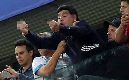 Maradona bị FIFA tước vai trò đại sứ vì giơ "ngón tay thối" về phía CĐV Nigeria