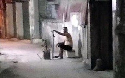 Người đàn ông cầm gậy chặn trước cửa nhà hành hung người đi đường