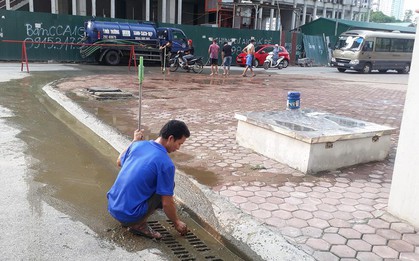 Hà Nội: Xe bồn của công ty môi trường phát nổ, chất thải bắn tung tóe khắp sân và sảnh chung cư