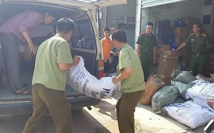Phát hiện nguyên liệu trà sữa "bẩn" tràn lan tại chợ Hà Đông