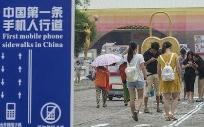 Trung Quốc "nhốt" người nghiện smartphone vào những làn đường đi bộ đặc biệt trên vỉa hè
