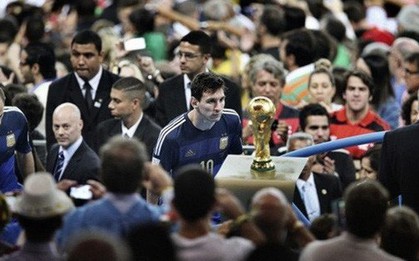 World Cup 2014: Suarez hóa điên và ánh mắt buồn của Messi
