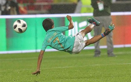 Con trai Ronaldo khoe kỹ năng dứt điểm hoàn hảo