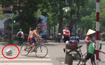 Hà Nội: Ông chú cởi trần buộc xô vào xe đạp phóng vòng quanh ngã tư giữa trời nắng gắt