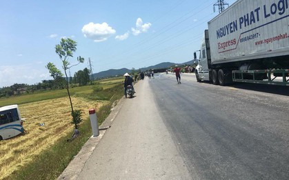 Tránh xe tải chạy ngược chiều, xe khách lao xuống ruộng khiến 10 người bị thương