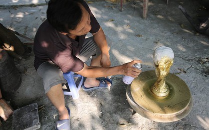 Cặp vợ chồng ở làng gốm Bát Tràng dự tính thu về 240 triệu sau khi tung 3.000 chiếc "Cúp vàng" siêu rẻ ra thế giới trong mùa World Cup