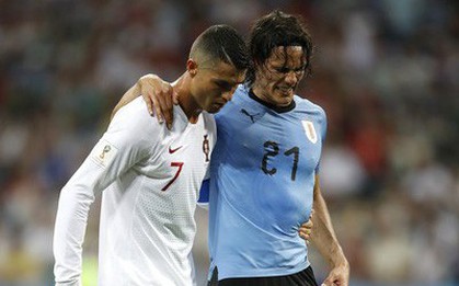 Ronaldo có hành động đẹp khi dìu Cavani chấn thương rời sân
